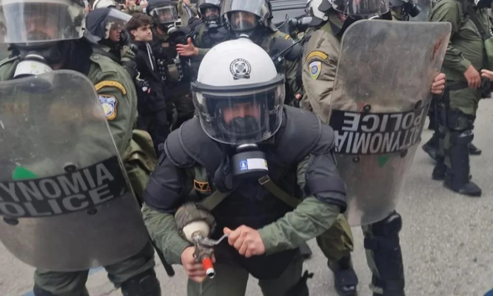 Θεσσαλονίκη: Τα ΜΑΤ χτύπησαν ρεπόρτερ στην πορεία για τα Τέμπη